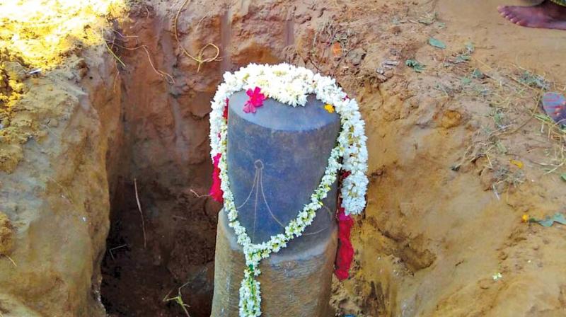The Lingam adorned with flowers by the locals. (Photo: DC)