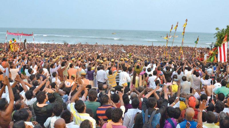 The devotees who fasted on the temple premises included foreign Tamils from Singapore, Malaysia, Sri Lanka, London and Canada.