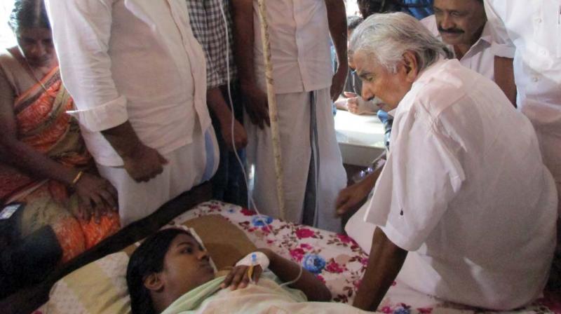 Congress leader Oommen Chandy calls on Avishna at her house in Valayam on Saturday. (Photo:  DC)