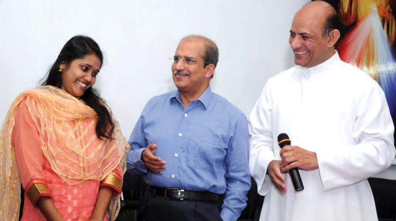 Jenisha Varghese, who underwent states first heart, lung transplant at Lisie Hospital, sharing a light moment with transplant surgeon Dr Jose Chacko Periyapuram and  hospital director Fr Thomas Vaikathuparambil on Monday. (Photo: DC)