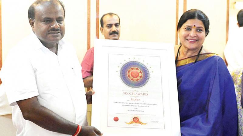 Minister Jayamala, who received Skoch award  for Mathrasri  scheme of the  Women and Child Department in New Delhi recently, displays it along with Chief Minister H.D. Kumaraswamy in Bengaluru on Sunday.  (Photo:KPN)