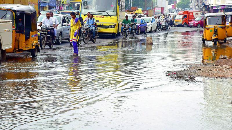 Drainage water overflows in Lakdikapul causing distress to commuters. (Photo: DC)