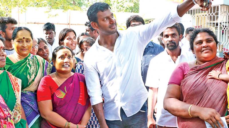Actor Vishal, at RK Nagar returning officers office to file his nomination papers, takes selfie with his  supporters. (Photo: DC)