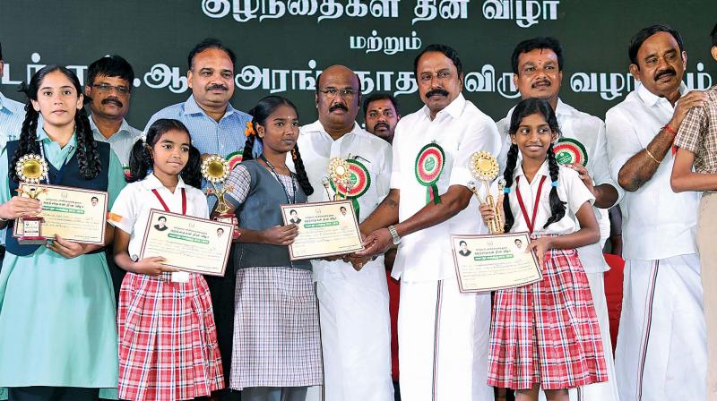 School education minister K. A. Sengottiyan presents awards to school children who took part in state-level extempore competitions.  (DC)