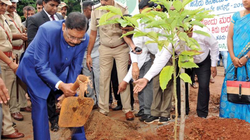 Deputy Chief Minister Dr G. Parameshwar inaugurates Hasiru Karnataka, the green campaign project of the H.D. Kumaraswamy government in Tumakuru on Wednesday (Photo: KPN)