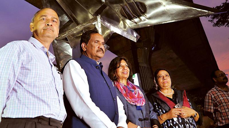 From Left, BMRCL Managing Director Pradeep Singh Kharola, Bengaluru Development Minister K.J. George, Biocon CMD Kiran Mazumdar-Shaw and Sara Arakkal at the unveililng of late Yusuf Arakkals sculpture, Science and Technology Takes Off