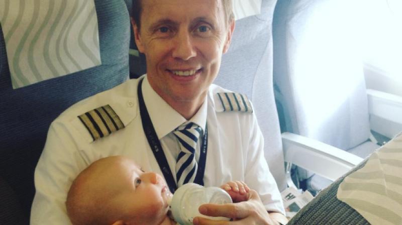 The senior pilot Captain Tom Nystrom helped the mother as she was having trouble feeding two out of her four children on flight. (Photo: Instagram/amipix)