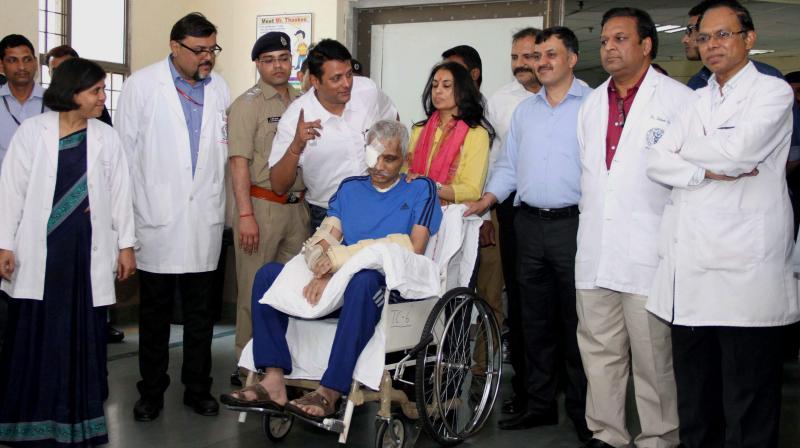 CRPF commandant Chetan Kumar Cheetah with his wife Uma and Doctors after he was discharged from AIIMS Hospital in New Delhi. (Photo: PTI)