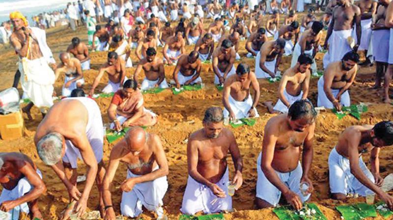 Devotees offer Karkkidaka Vaavubali at Shanghumughom beach in Thiruvananthapuram. (file pic)