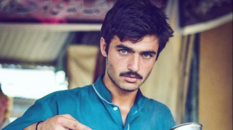 A candid photo of Pakistani chai wala, Arshad Khan (centre), hit the internet, sparking debates on reverse sexism, class privileges, and objectification in Pakistan. (Photo: AFP)