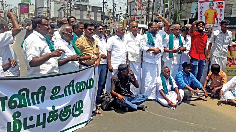 Farmers stage a demonstration on Gandhiji road at Thanjavur, against Central governments failure to form the CMB within the stipulated time on Thursday (Photo: DC)