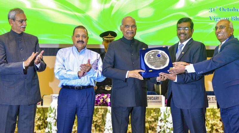 President Ram Nath Kovind persents Vigilance Award as MoS, PMO, Jitender Singh and Central Vigilance Commissioner KV Chowdary look on. (Photo: PTI)