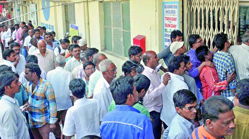 People rush to banks to exchange their old notes and deposit cash in Vijayawada on Friday. (Photo: DC)