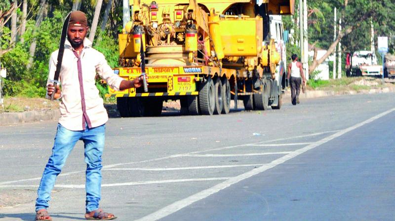 Youth selling dangerous weapons to motorists on the National Highway-16. (Photo: DC)