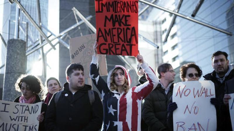 Americans and other expatriates gather to protest against U.S. President Donald Trumps recent travel ban to the US. (Photo: AP)