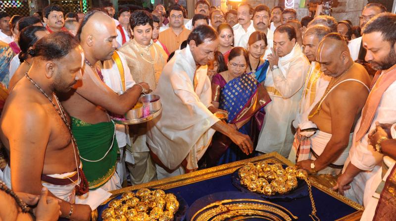 Chief Minister K. Chandrasekhar Rao with his family members donating ornaments worth 5.59 crore to the temple of Lord Venkateswara at Tirumala in Tirupati on Wednesday.
