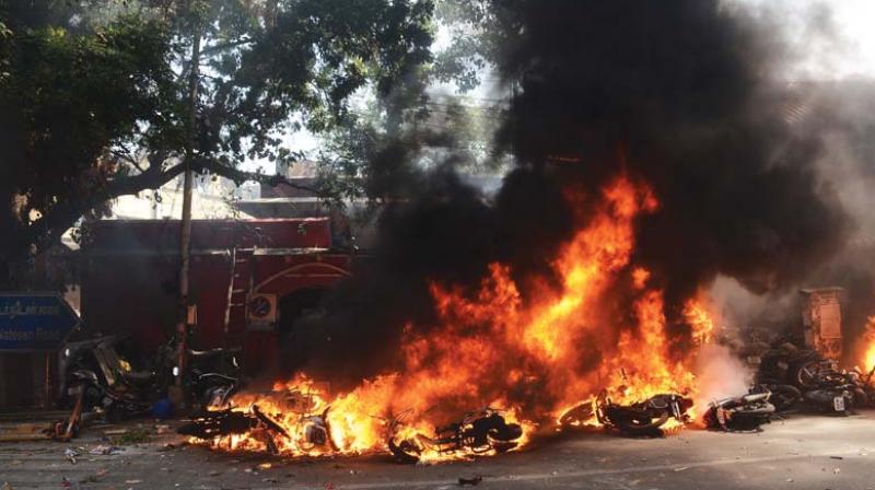 Miscreants  mingled with peaceful protesters who resorted to flash road rokos. They were instructed to target cop vehicles, public property on hearing rumours about police lathi-charge at Marina beach, sources said.