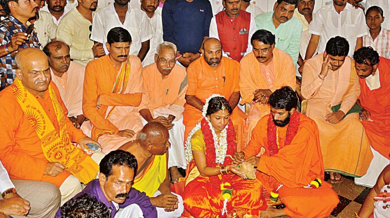 Pranavananda Swamiji of Sharanabasaveshwara Mutt at Aremallapura in Haveri district, who hails from Kerala, married Mira, also from Kerala, in Kalaburagi on Monday.