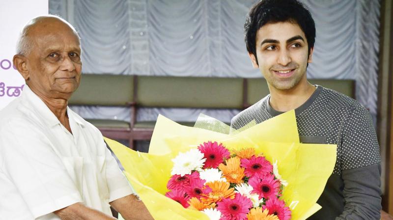 Padma Bhushan awardee Pankaj Advani being greeted by Mani, Owner Nilgiris Bakery, at Billiards Association, in Bengaluru on Saturday. (Photo: DC)