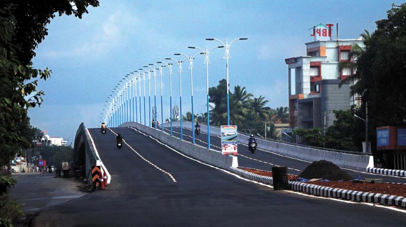 Newly-built Palarivattom flyover bears a deserted look on Wednesday following the hartal called by BJP. (Photo: DC)