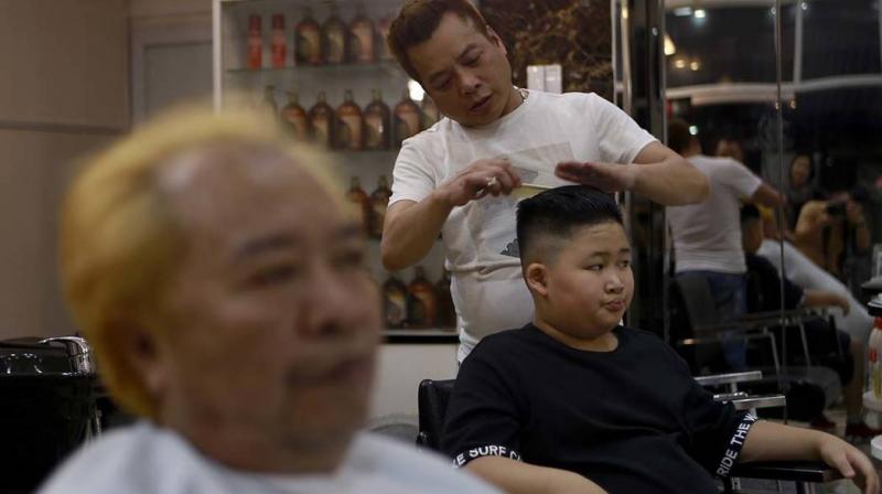 Barber Le Tuan Duong has been overrun with customers since word got out about his free dos, a gesture hes offering out of sheer excitement for the February 27-28 meeting in Hanoi. (Photo: AP)