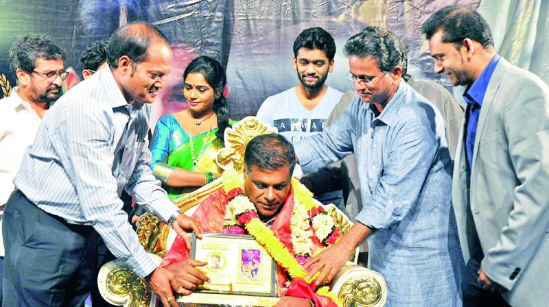 Vuda vice-chairman T. Baburao Naidu along with others felicitate actor Ashish Vidyarthi during a felicitation ceremony for the team members of Telugu movie Minugurulu at Vuda Childrens arena in Visakhapatnam on Thursday.