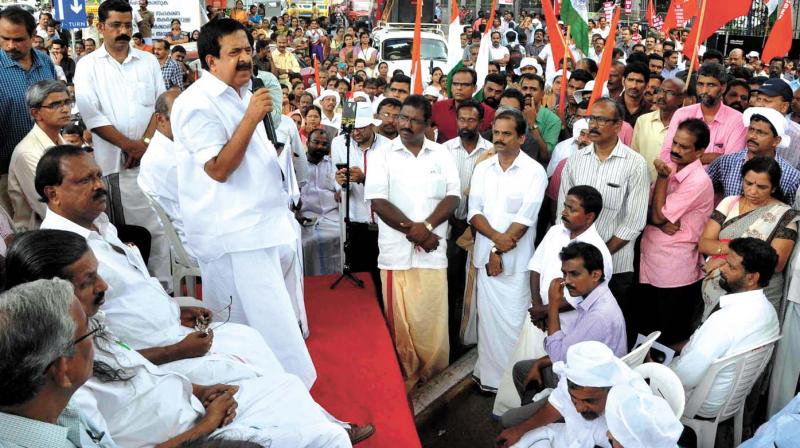 Opposition leader Ramesh Chennithala inaugurates the march to the RBI Regional office by co-operative bank employees under the aegis Bank Employees Federation of India in Thiruvananthapuram on Wednesday. (Photo: DC)