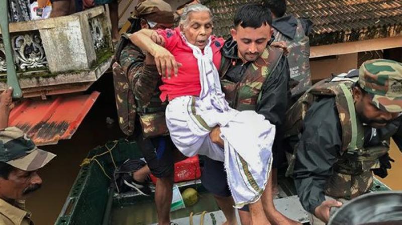 Indian Army personnel rescue flood affected people in Ernakulam district of Kerala. (Photo: PTI)