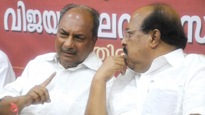 CWC member A.K. Antony and PWD minister G. Sudhakaran during the remembrance meeting of veteran journalist K. Vijayaraghavan in Thiruvananthapuram on Monday. (Photo: A.V.MUZAFAR)