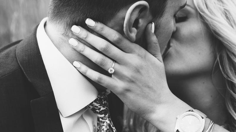 Woman hand models her cousins engagement ring in viral photo. (Photo: Pixabay)