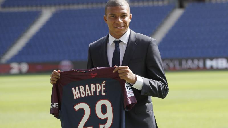 The French forward had a word with Arsenal boss Arsene Wenger before moving to PSG.(Photo: AP)