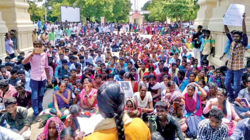 Following the death of medical aspirant Anitha, students of Annamalai University in Chidambaram stage a protest against the Neet on Monday