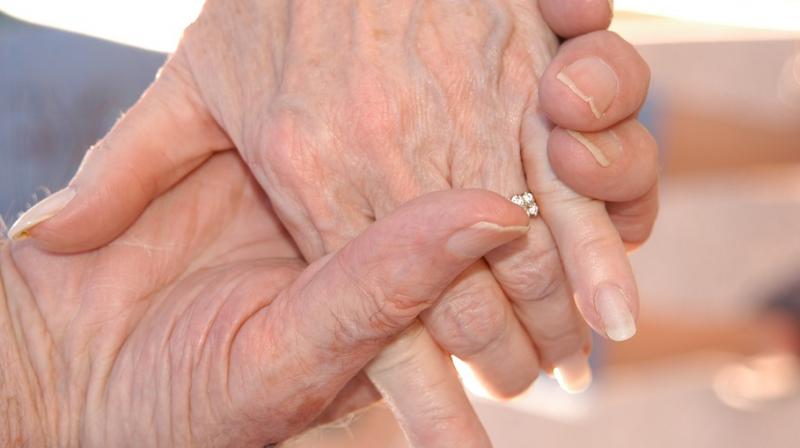 Couple together for 65 years die within hours of each other holding hands. (Photo: Pixabay)
