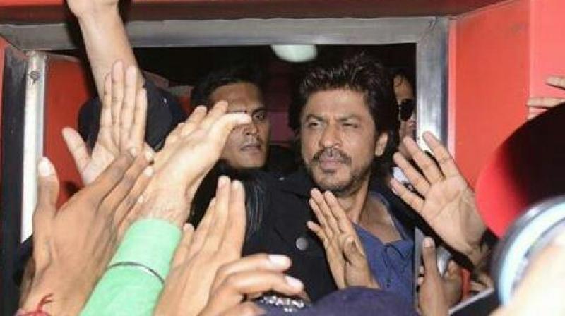 Watch: SRKs on a train to Delhi, stops midway and fans cant handle it