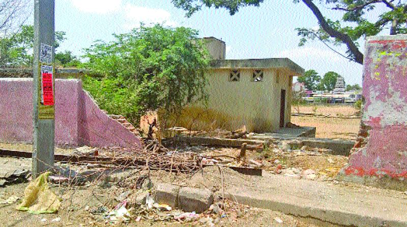 The compound wall at Jaigopal Garodia School  collapsed, paving way to the tipplers (Photo: DC)