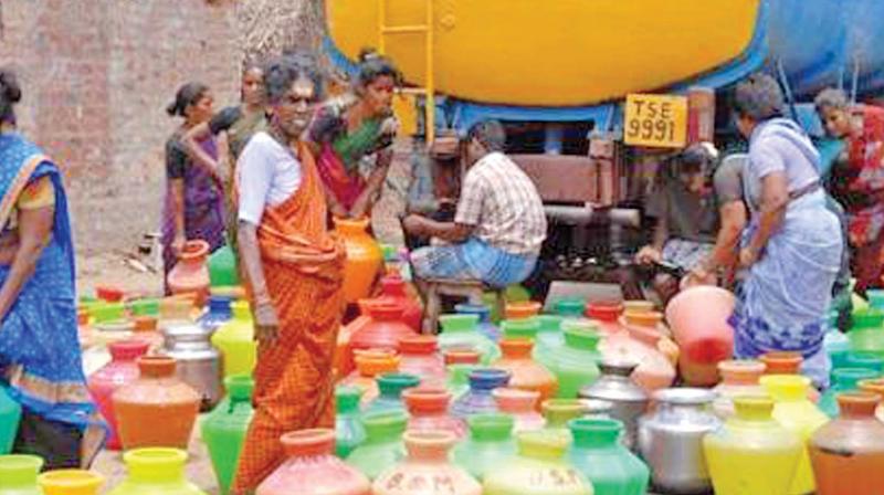 Residents waiting for water in the city. (Photo: DC)