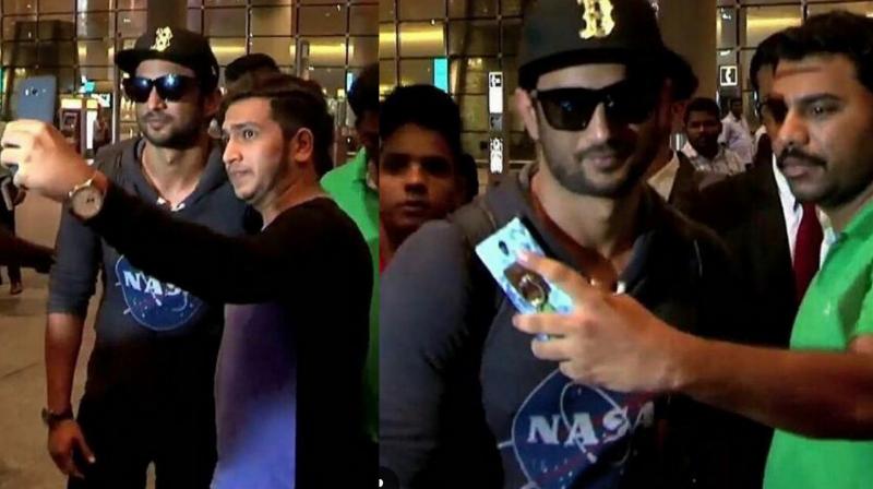 The actor obliged his fans by clicking selfies with them at the airport.