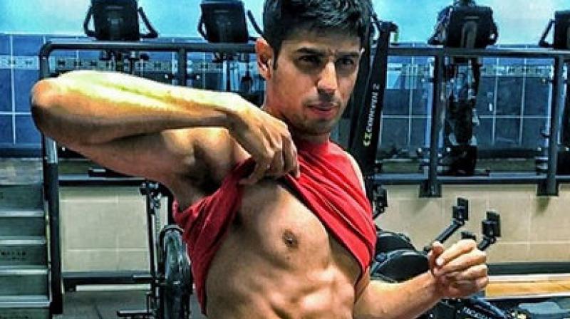 Sidharth Malhotra flaunting his abs. (Photo: Instagram/s1dofficial)