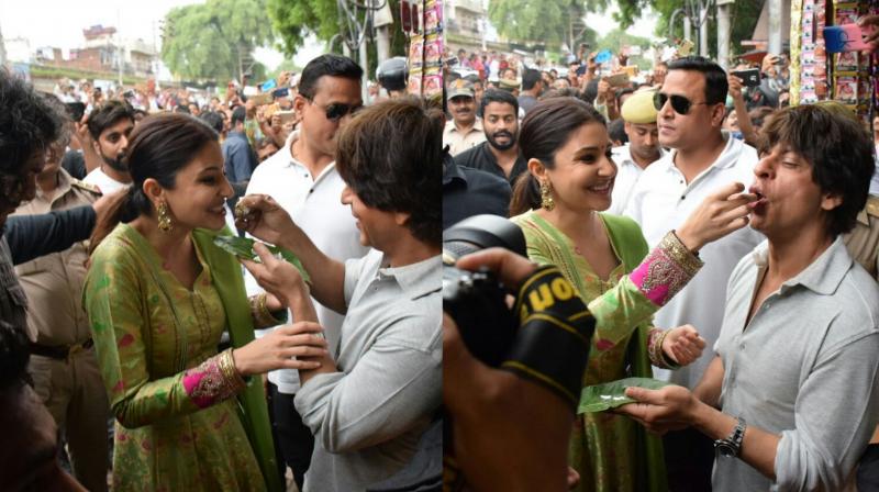 Shah Rukh and Anushka enjoying the sweet-flavoured Benarasi paan on the streets of Benaras.