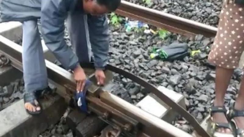 The track was repaired within half an hour, but a video was soon circulated, which claimed that only a piece of cloth was used to tie up the fractured rail.