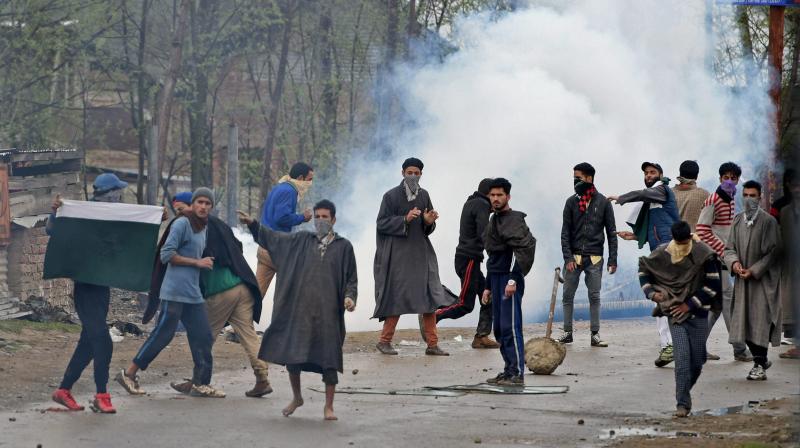 A group of youth pelting stones on security forces during an anti-militant operation at village Durbugh in Chadoora area of central Kashmirs Budgam district. (Photo: PTI)