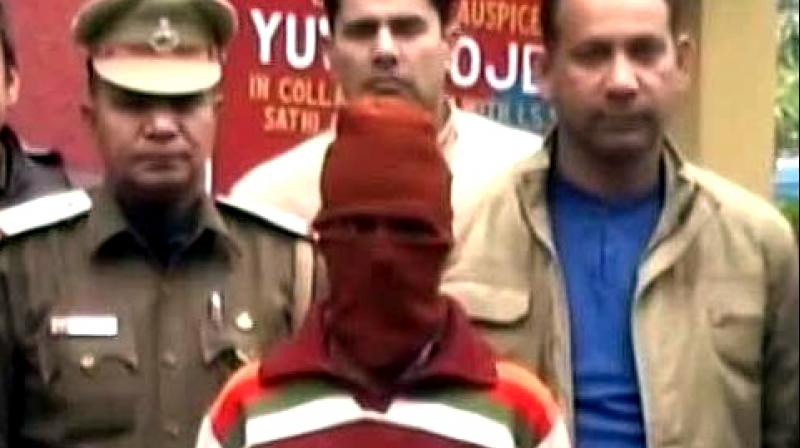Delhi police with the accused Sunil Rastogi. (Photo: Videograb)