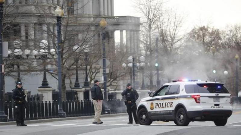 Streets surrounding the White House were cordoned off, snarling local traffic. Police block 17th Street near the White House in Washington. (Photo: AP)