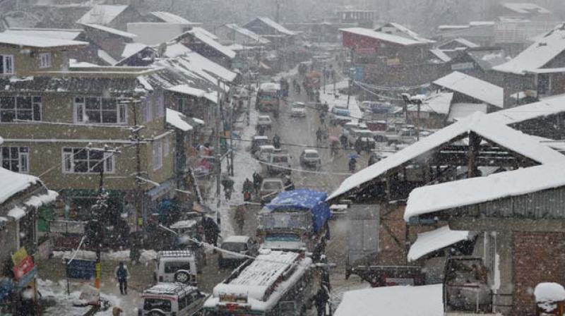 Snowfall in most parts of Kashmir and rains in the city continued for the second day (Photo: Showkat Dar)