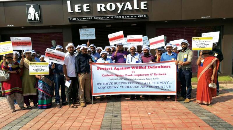 Employees of Catholic Syrian Bank (CSB) protest in-front of the house of a willful defaulter at Edapally in Kochi on Thursday. (Photo: SUNOJ NINAN MATHEW)