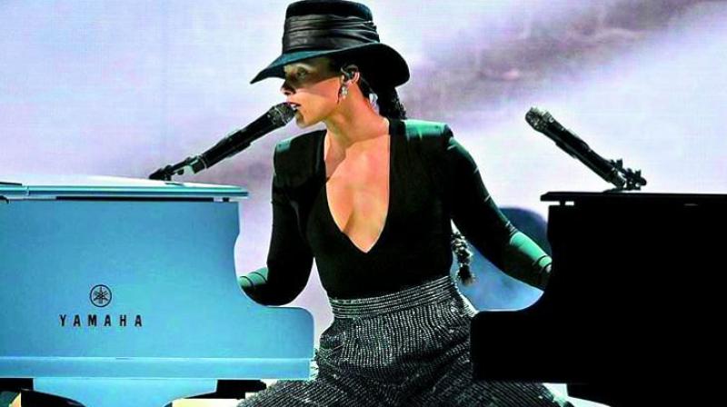 Singer Alicia Keys left everyone in awe of her after she played two pianos at the same time.