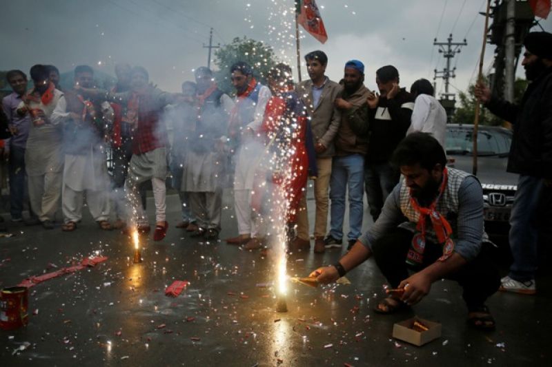 Delhi govt imposes ban on firecrackers to combat air pollution