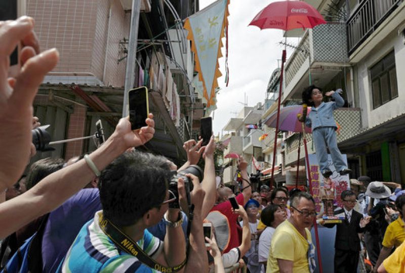 Locals celebrate Hong Kong bun festival to calm spirits killed by pirates