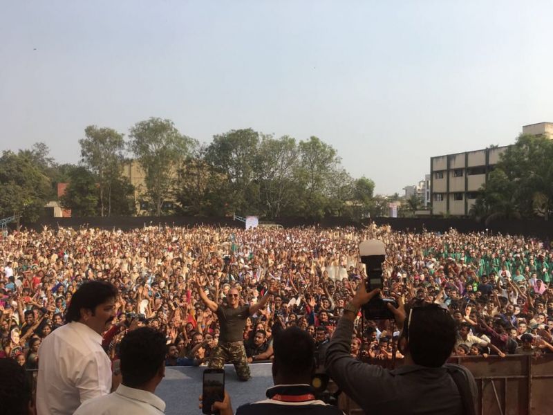 Massive turnout for Akshay Kumar in Pune as he promotes Pad Man