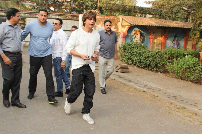 SRK, Abhishek extend condolences to Nikhil Dwivedi after his fathers death